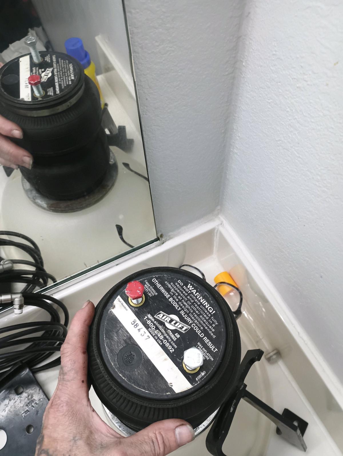 air bag suspension I only have one its new - Bossier City, Louisiana - FleaMarketBay