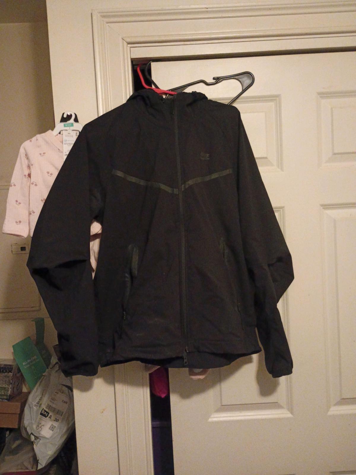 Nike tech - Boston, Massachusetts - FleaMarketBay