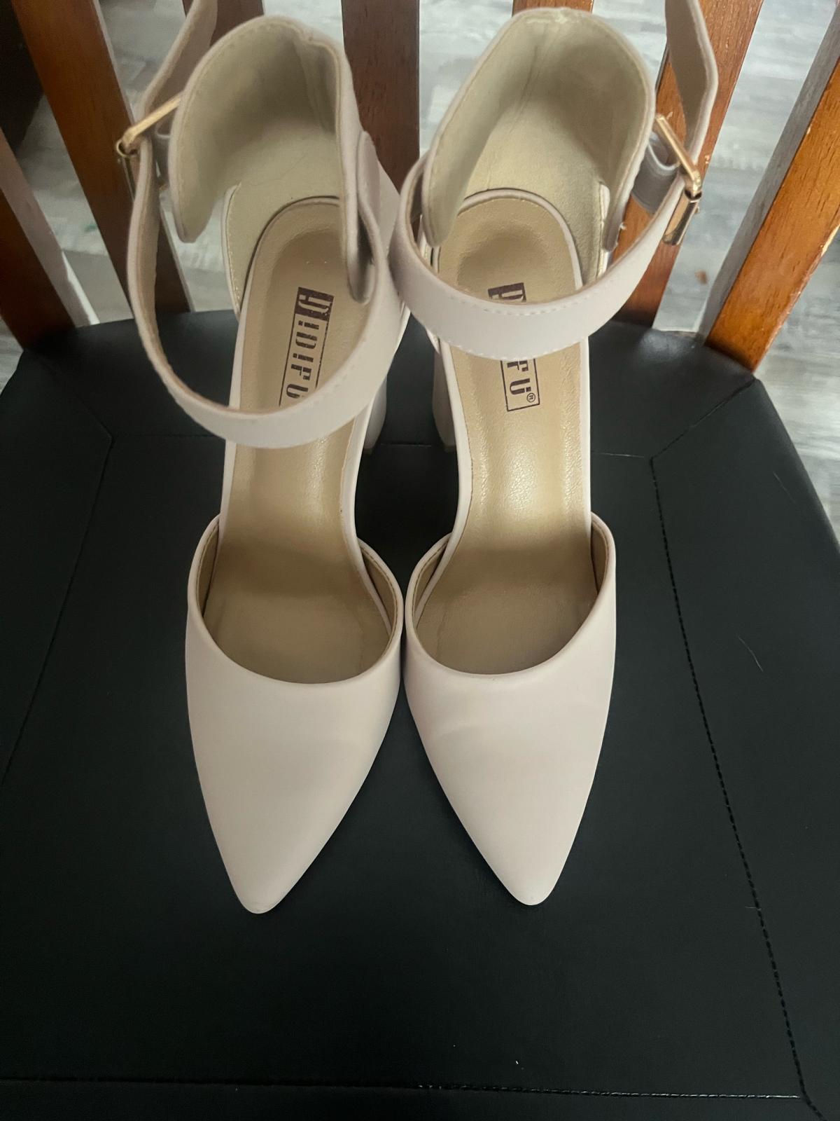 womens heals - Manchester, New Hampshire - FleaMarketBay