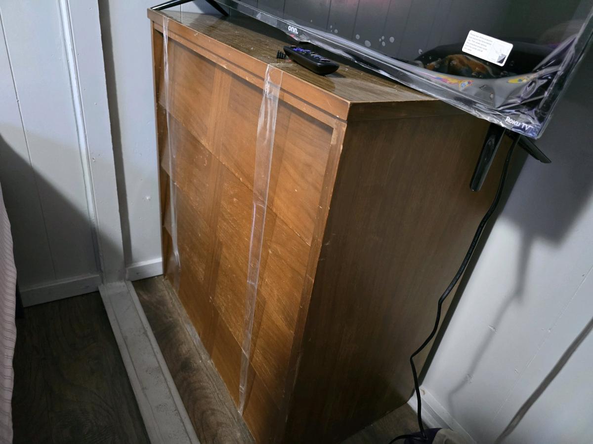 4 drawer dresser with feet must be picked up - Piedmont, South Carolina - FleaMarketBay