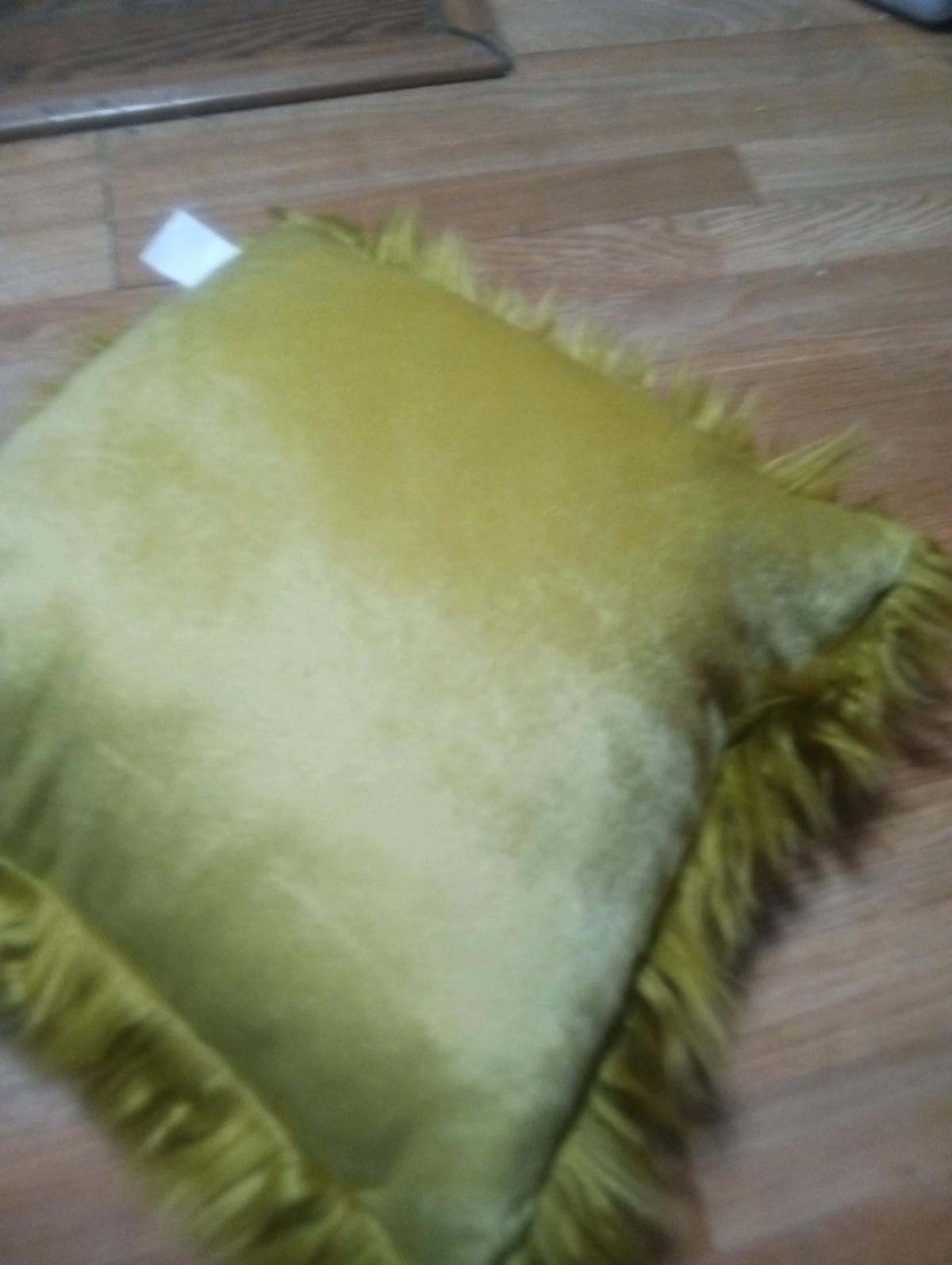 a golden fluffy pillow brand new never been used never been - Wilkes Barre, Pennsylvania - FleaMarketBay
