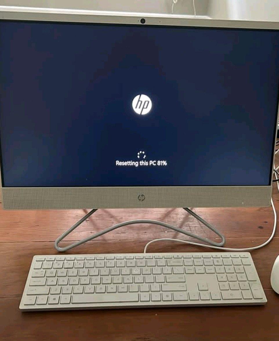 hp all in one desktop with scuff on screen but functional - Springfield, Missouri - FleaMarketBay