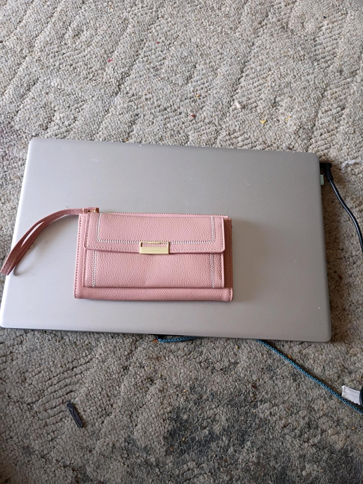 Womens wallets - Winnebago, Illinois - FleaMarketBay