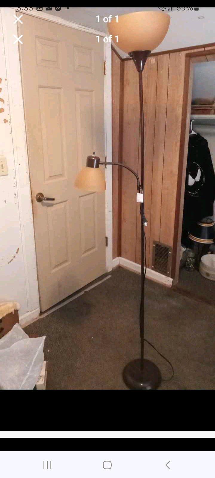 floor lamp - Sistersville, West Virginia - FleaMarketBay