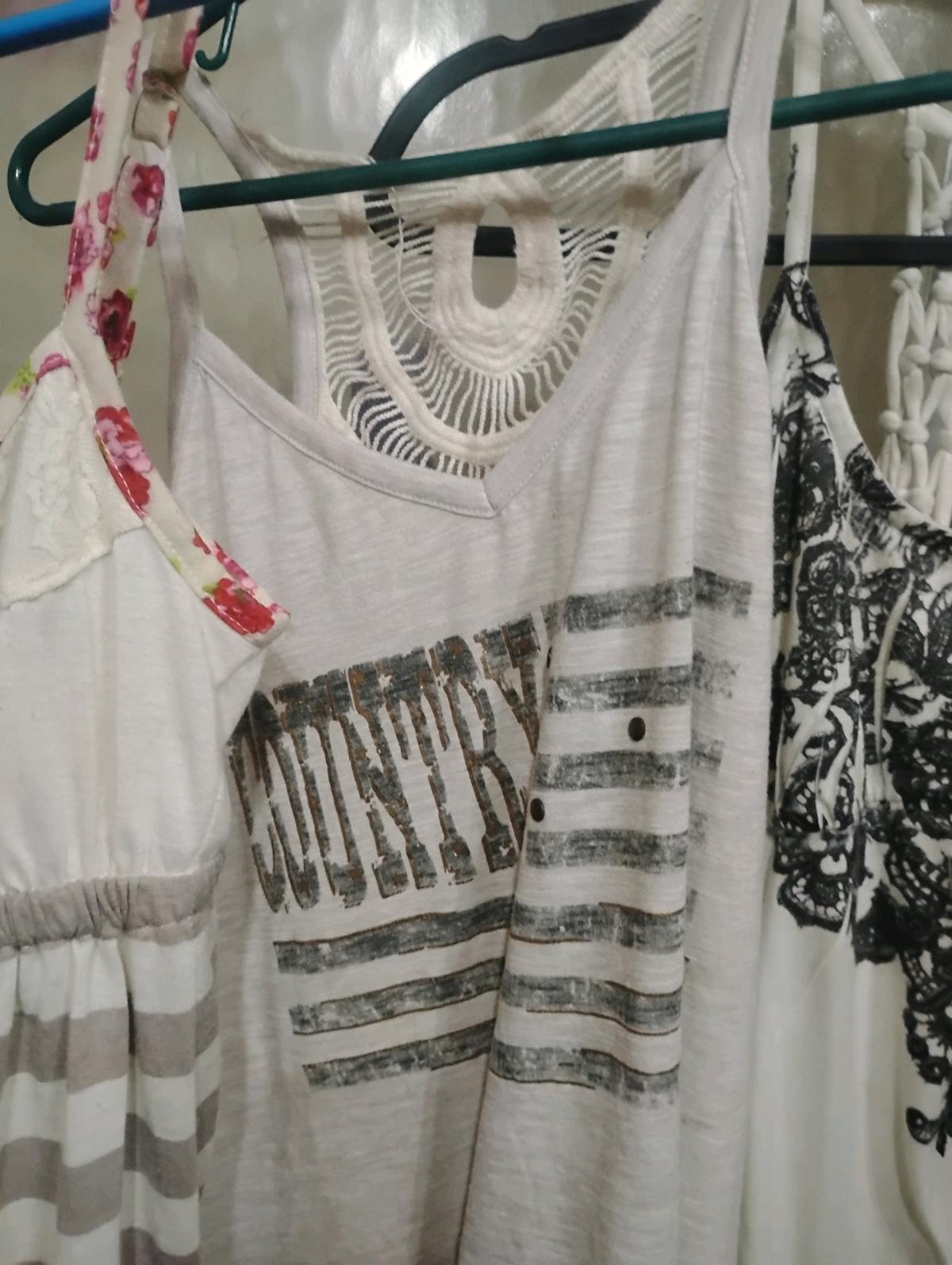 3 summer shirts size small - Searcy, Arkansas - FleaMarketBay