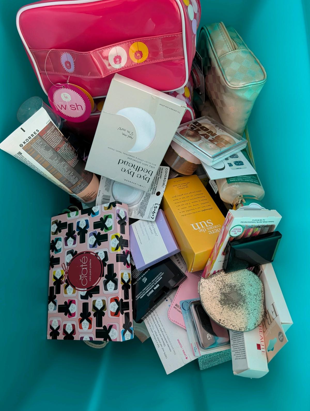 Huge tote full of beauty items - Wilmington, North Carolina - FleaMarketBay