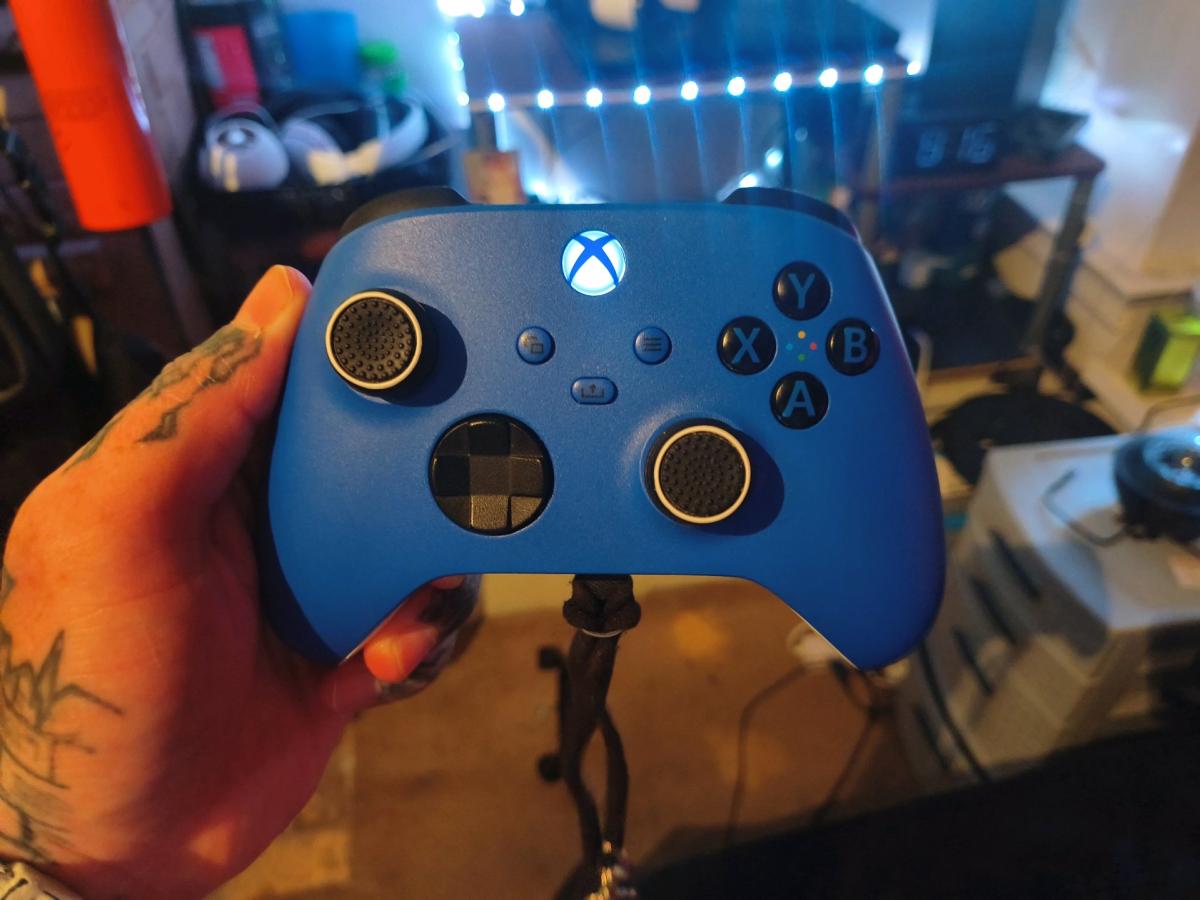 Xbox series x  1 TB one controller and cords - San Francisco, California - FleaMarketBay