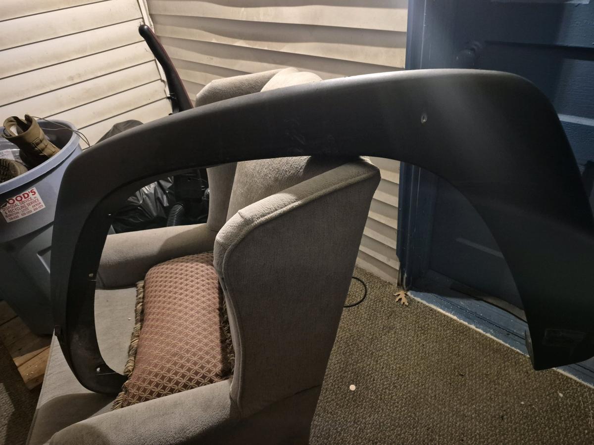 gmc sierra k1500 truck parts - Ephrata, Pennsylvania - FleaMarketBay