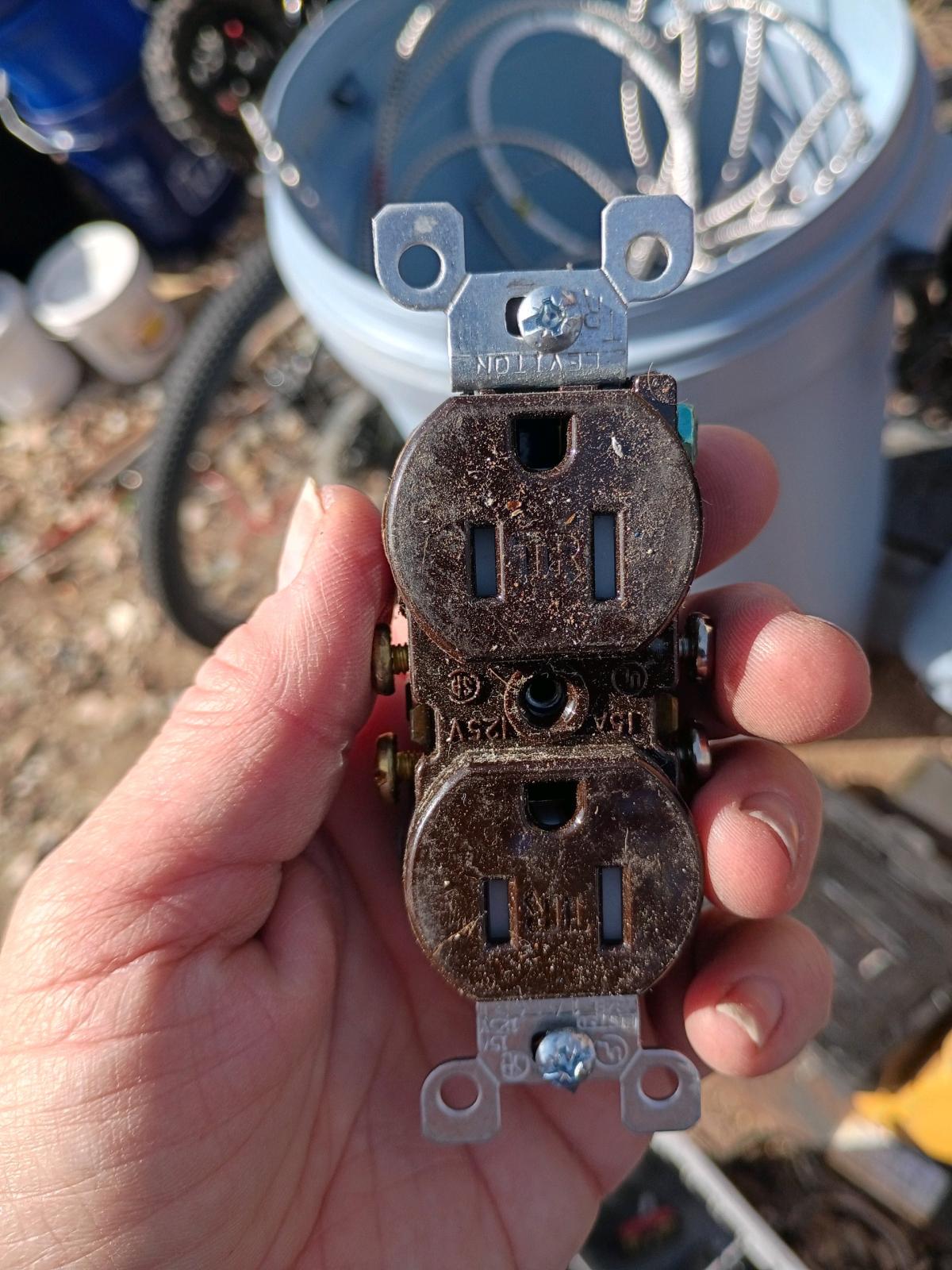 levition plug outlets - Colorado Springs, Colorado - FleaMarketBay