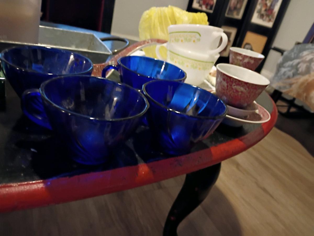 colbolt glass tea cups - Elberton, Georgia - FleaMarketBay