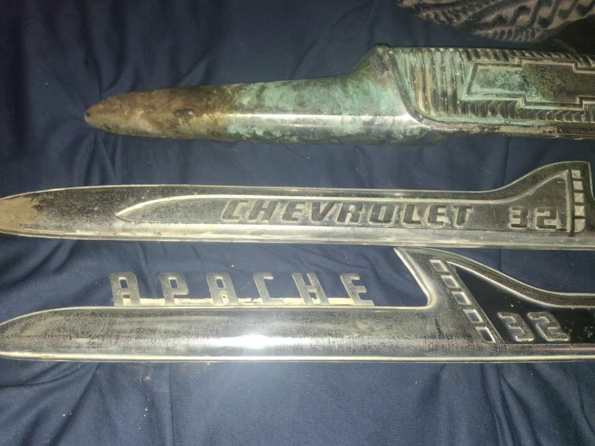 1958 Chevy apache 32 fender emblem - Colton, California