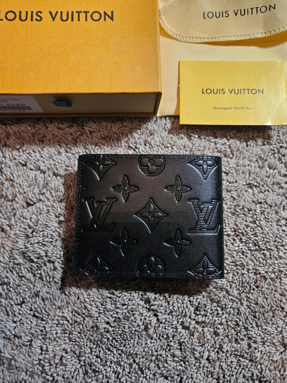 Louis vuitton mens black bifold wallet - Abington, Pennsylvania - FleaMarketBay