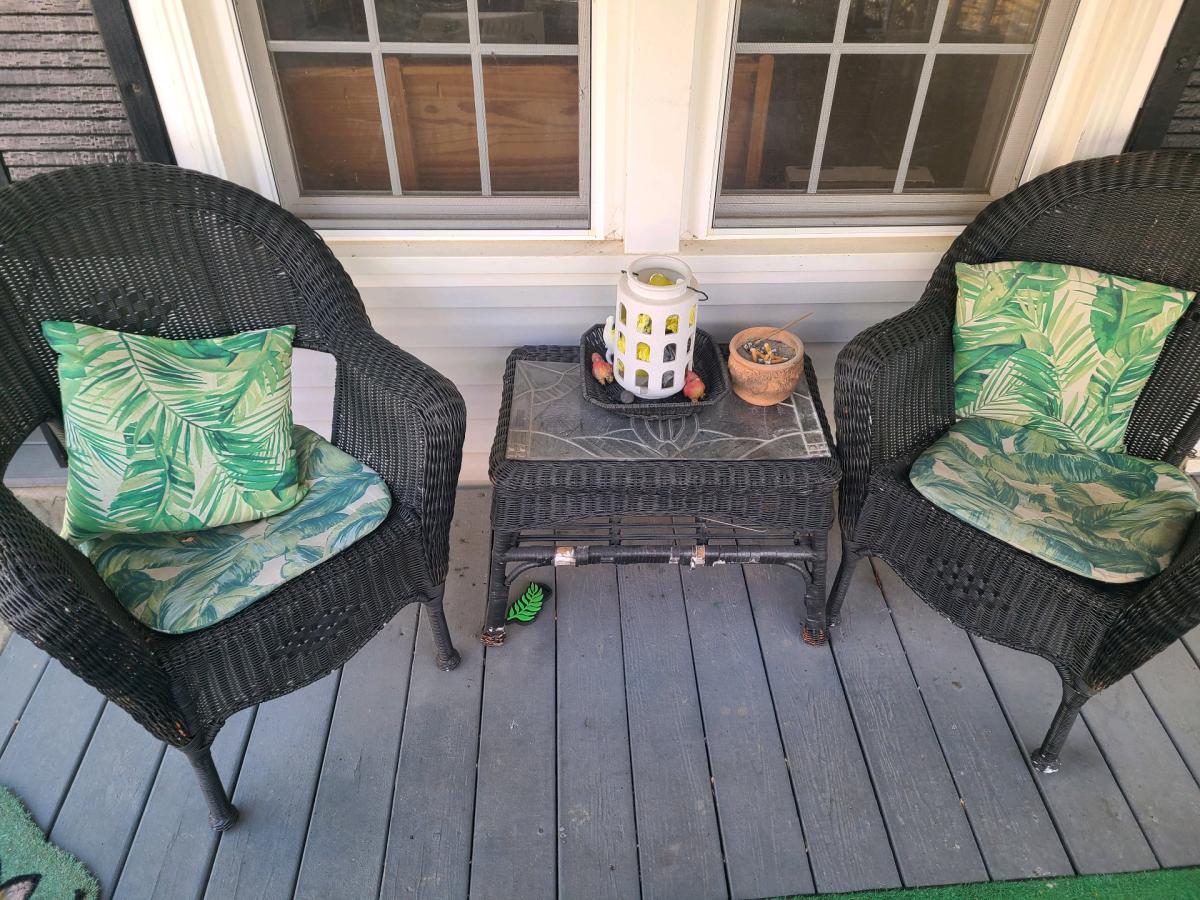 wicker chairs and table - Carlton, Georgia - FleaMarketBay