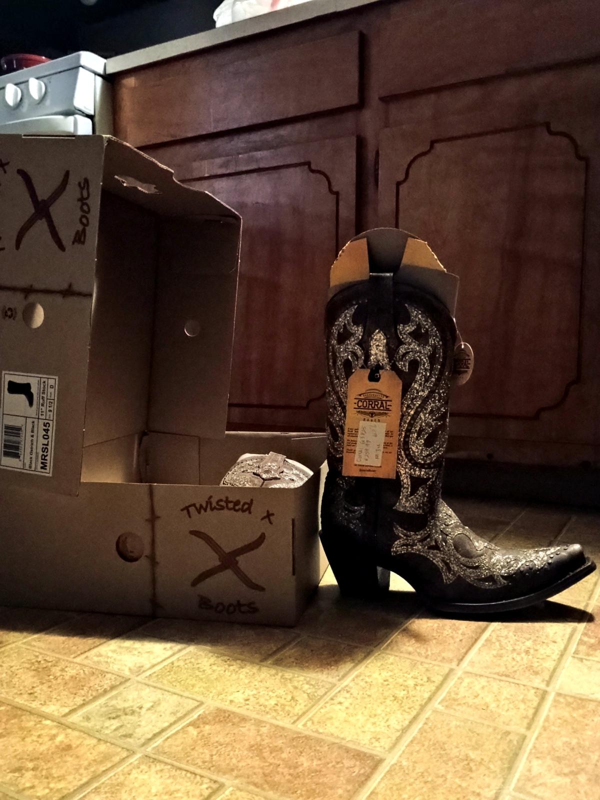 coraral boots size 9 - Cleveland, Texas - FleaMarketBay