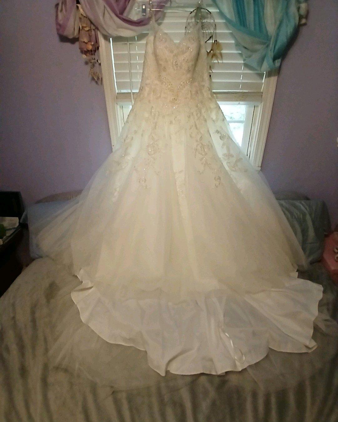 Elegant White Wedding Dress