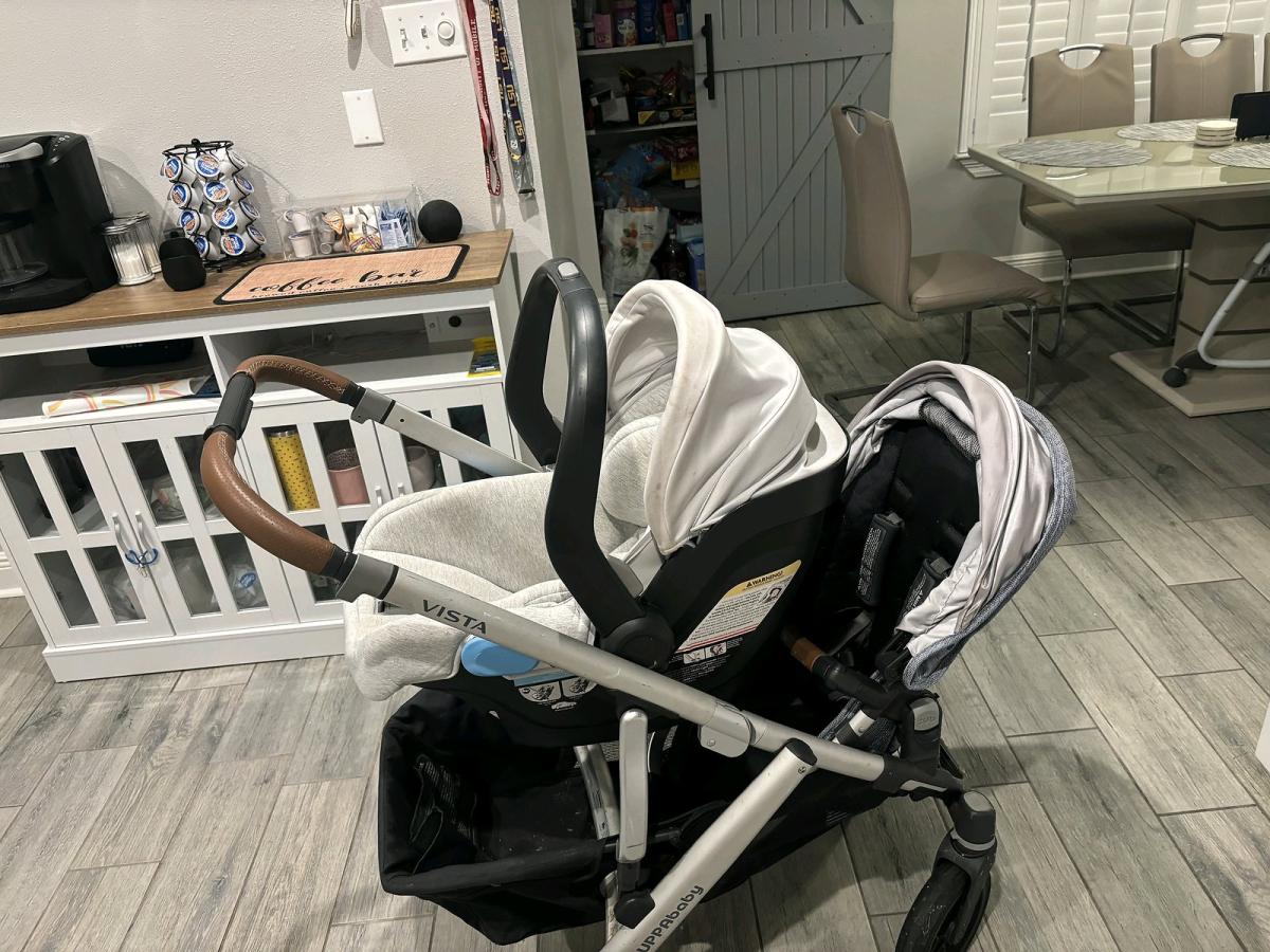 UPPAbaby Vista V2 Stroller w Rumble Seat  Bassinet  Gregory - Armington, Illinois - FleaMarketBay