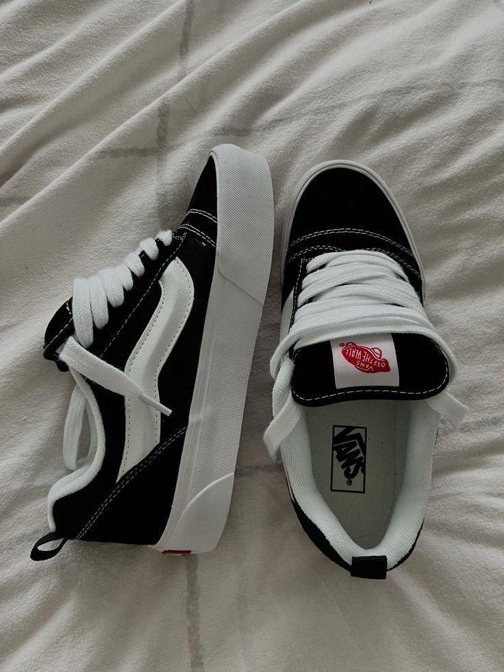 sneakers - Alameda, California - FleaMarketBay