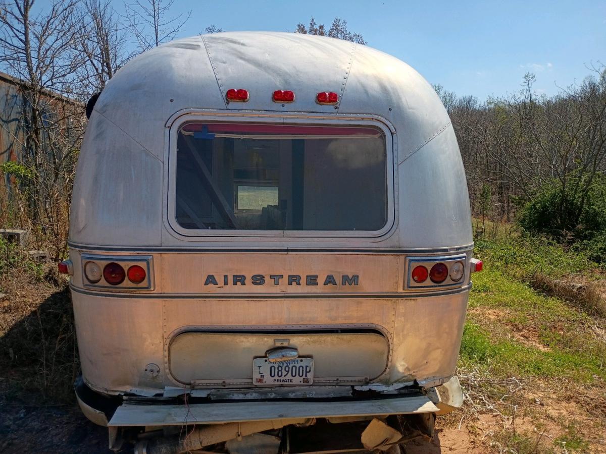 airstream land yacht sovereign - Potts Camp, Mississippi - FleaMarketBay