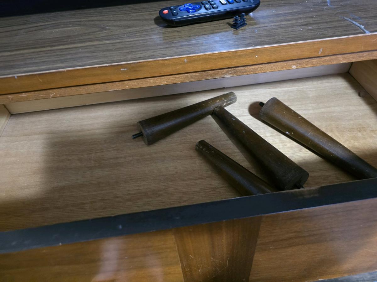 4 drawer dresser with feet must be picked up - Piedmont, South Carolina - FleaMarketBay