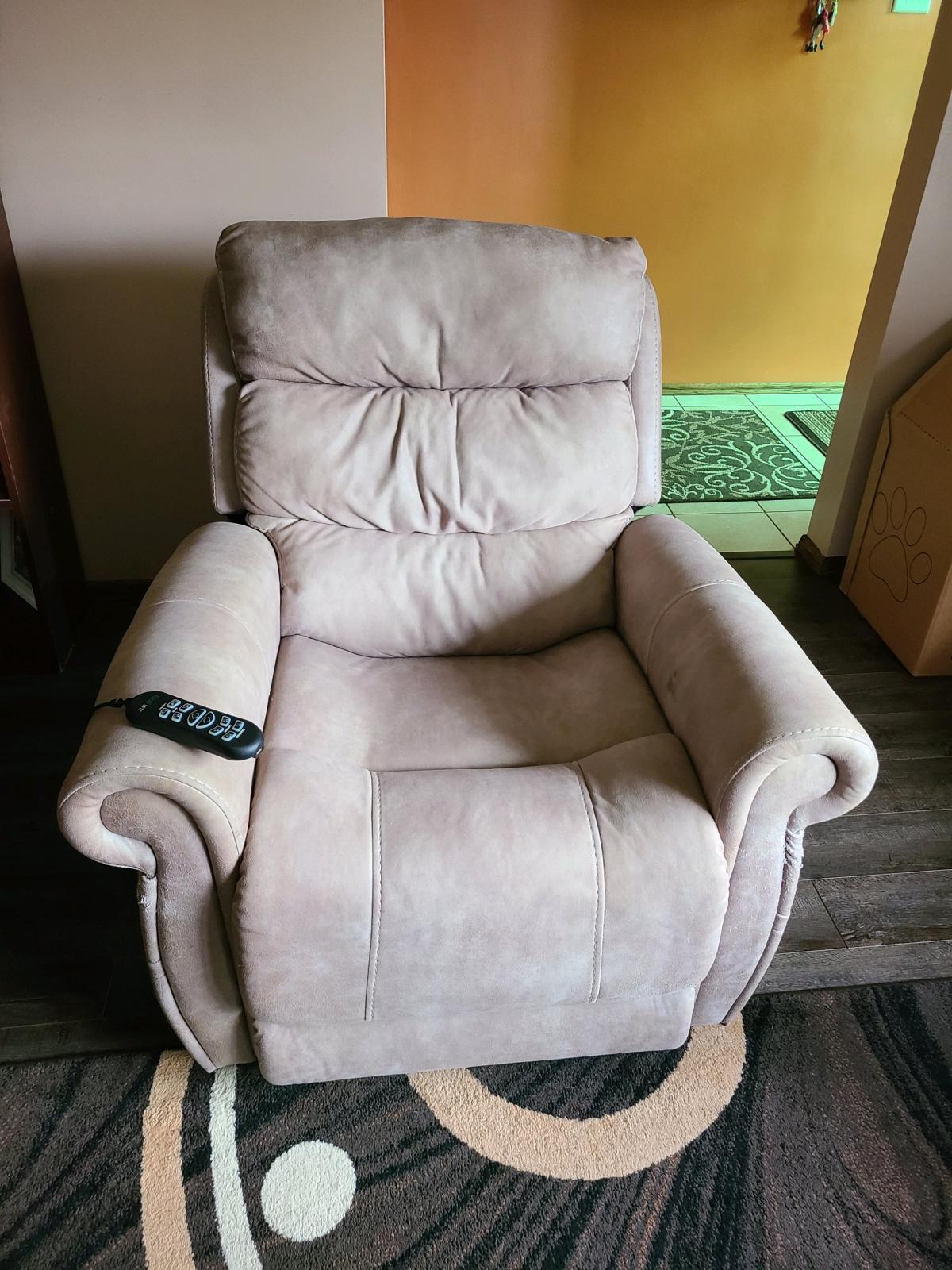 Comfortable Recliner Chair - Akron, Ohio - FleaMarketBay
