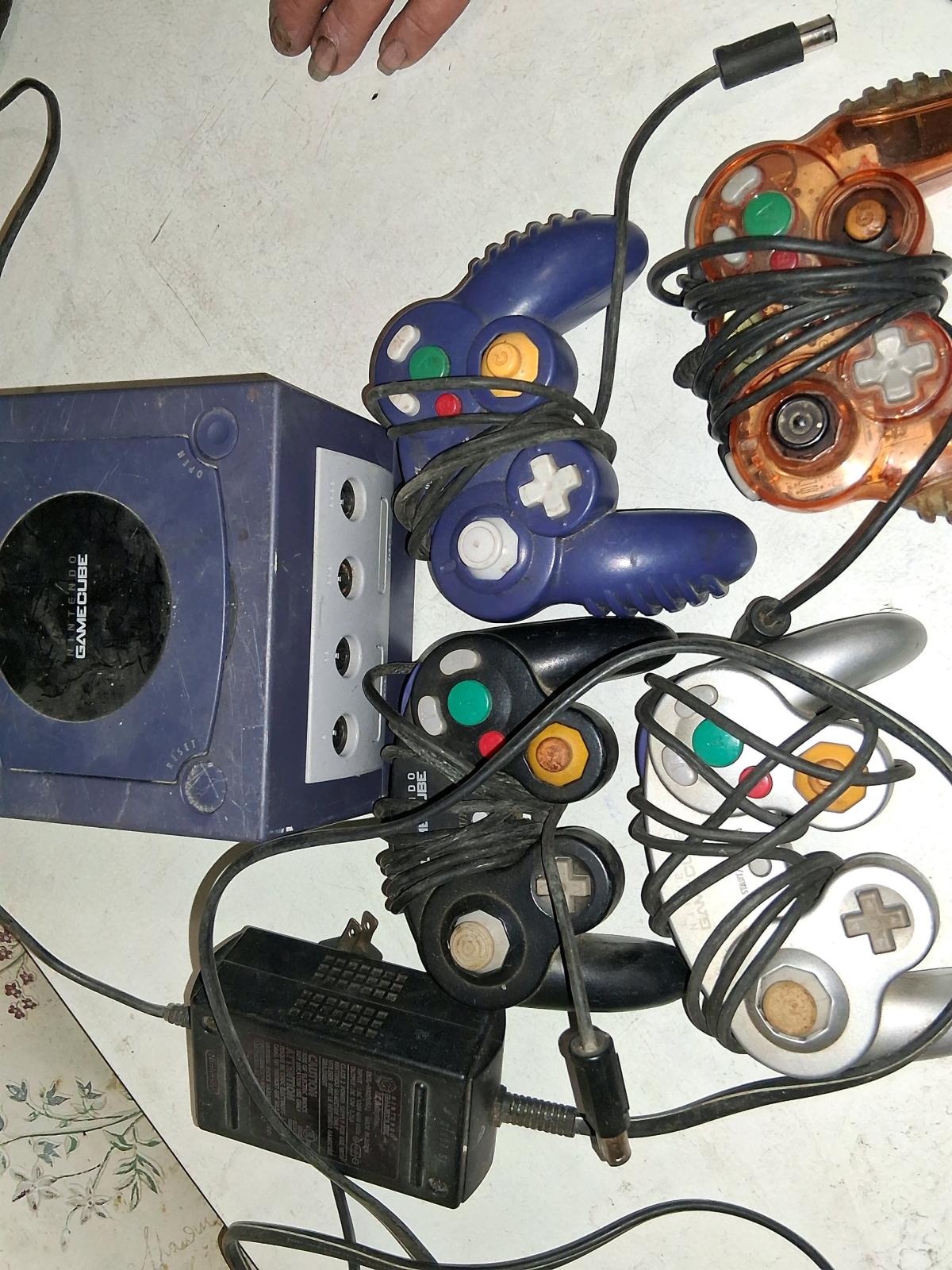 gamecube and 4 controllers - Hemingway, South Carolina - FleaMarketBay