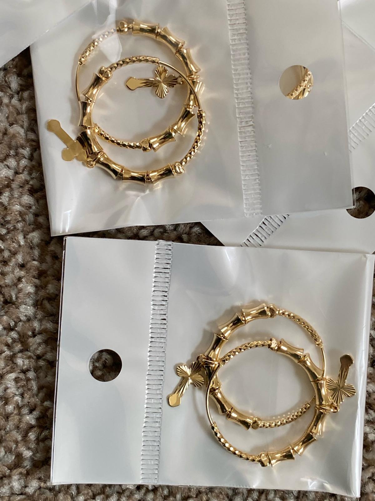 nice stainless waterproof earrings - Washington Navy Yard, District of Columbia - FleaMarketBay