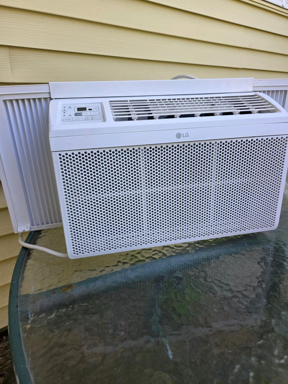 LG Adjustable Width Window Air Conditioner Unit - Willimantic, Connecticut - FleaMarketBay