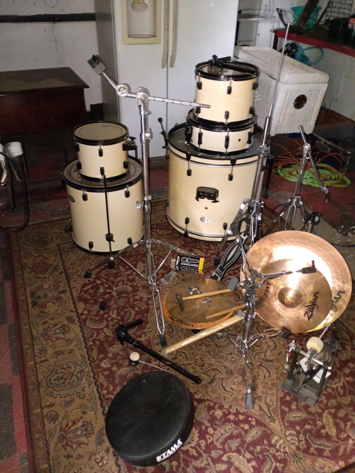 pearl 5pc drum set with zildjian cymbals seat stands sticks - Waynesboro, Georgia - FleaMarketBay