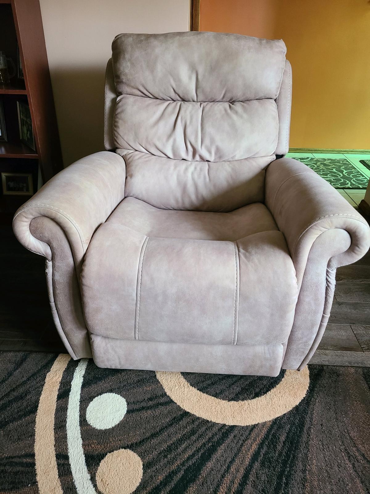 Comfortable Recliner Chair - Akron, Ohio - FleaMarketBay