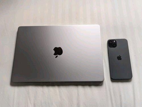 MacBook and iphone 15 pro max - Los Angeles, California