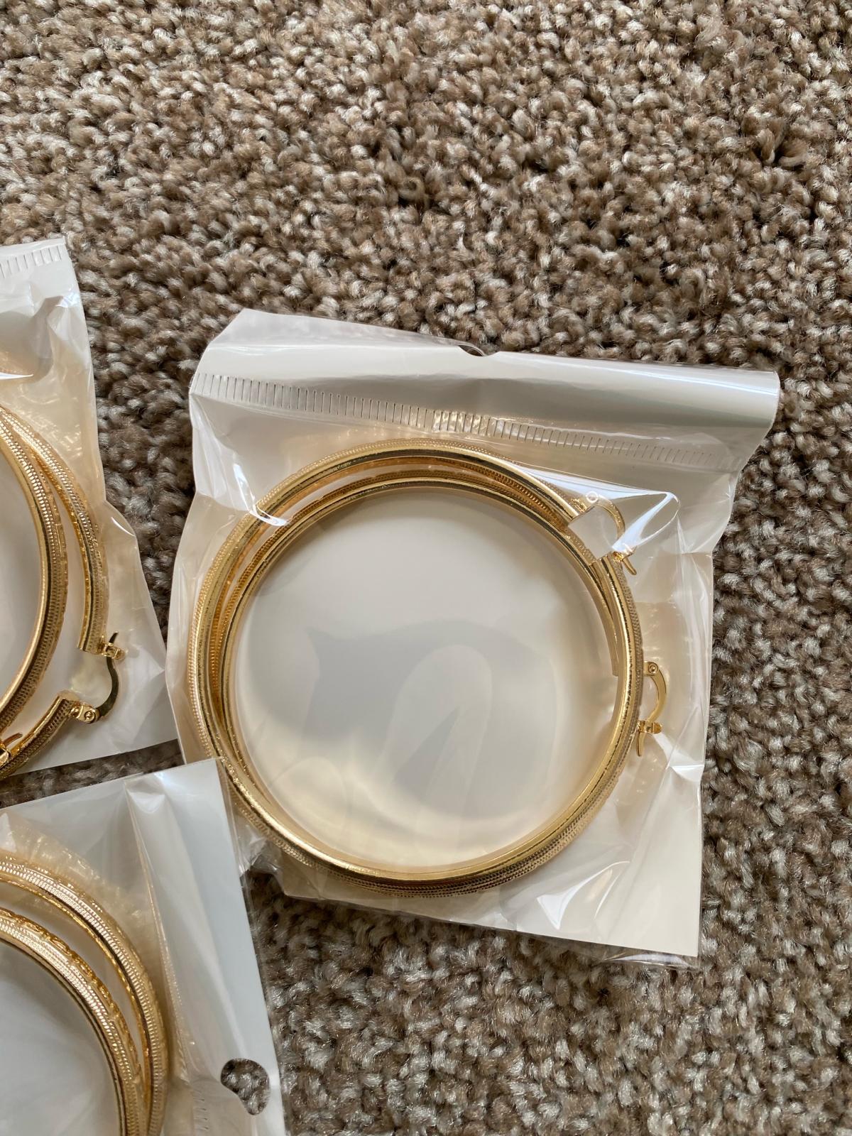 nice stainless waterproof earrings - Washington Navy Yard, District of Columbia - FleaMarketBay