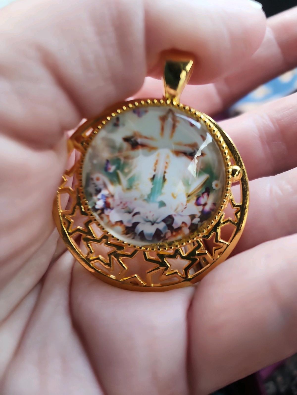 Gold pendant with a cross - Romney, West Virginia - FleaMarketBay