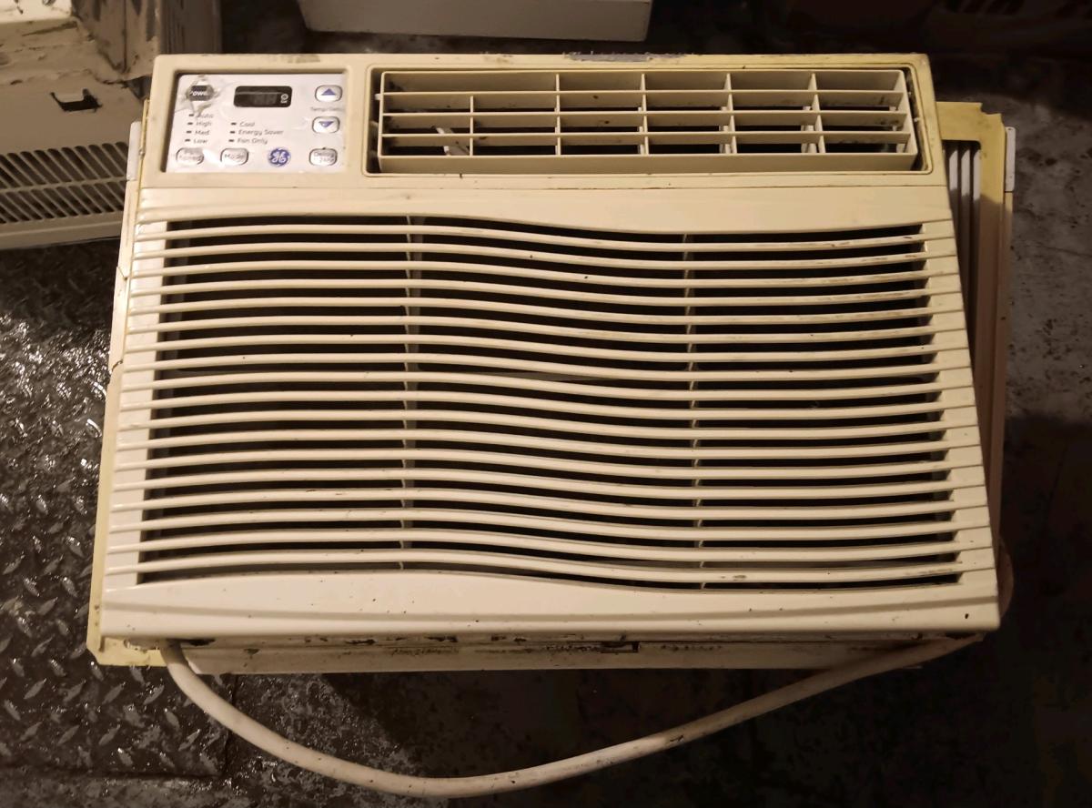 BIG USED GM WINDOW AIR CONDITIONER - Bronx, New York - FleaMarketBay