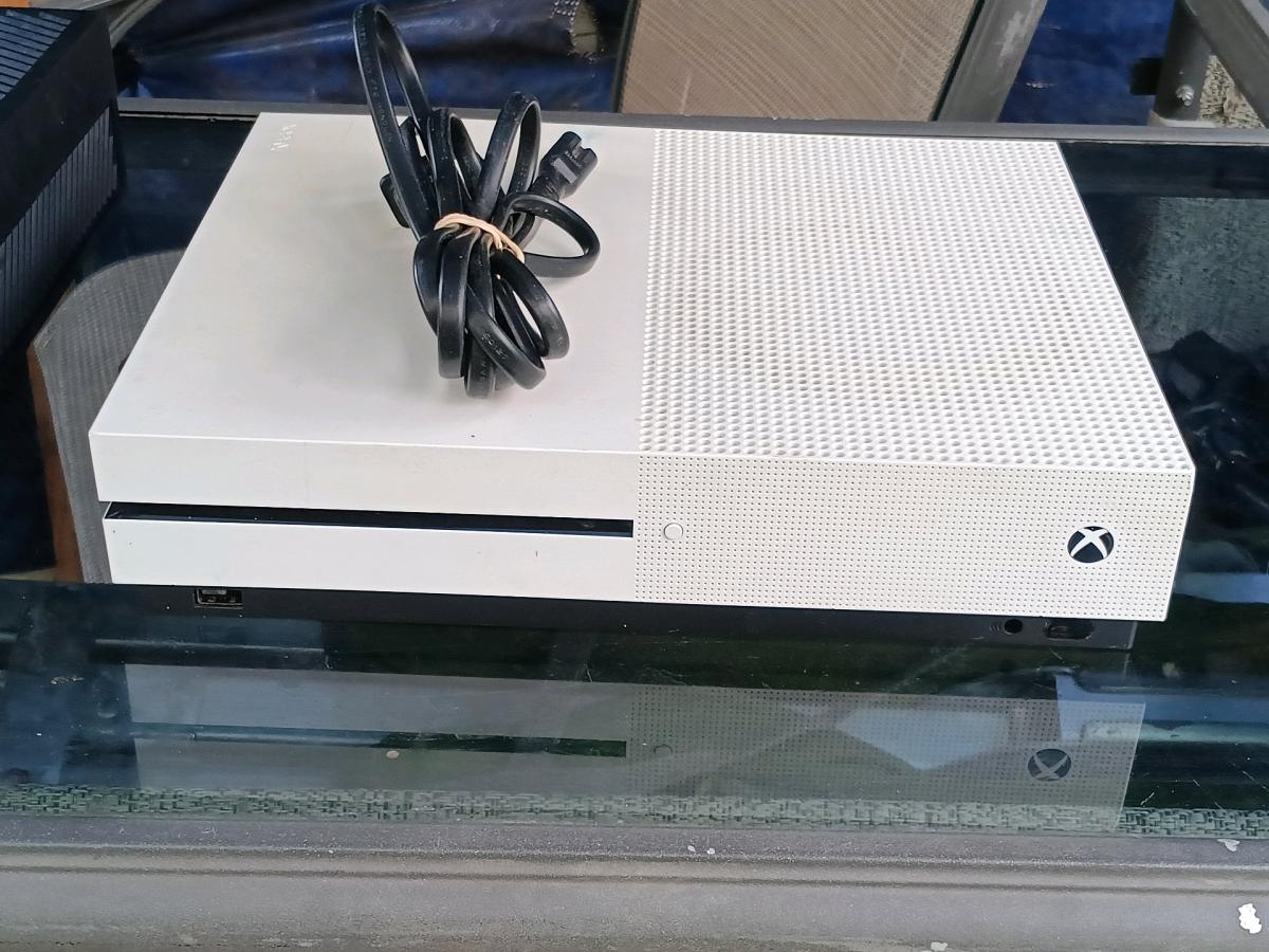 Xbox one consoles and random games - Indianapolis, Indiana - FleaMarketBay