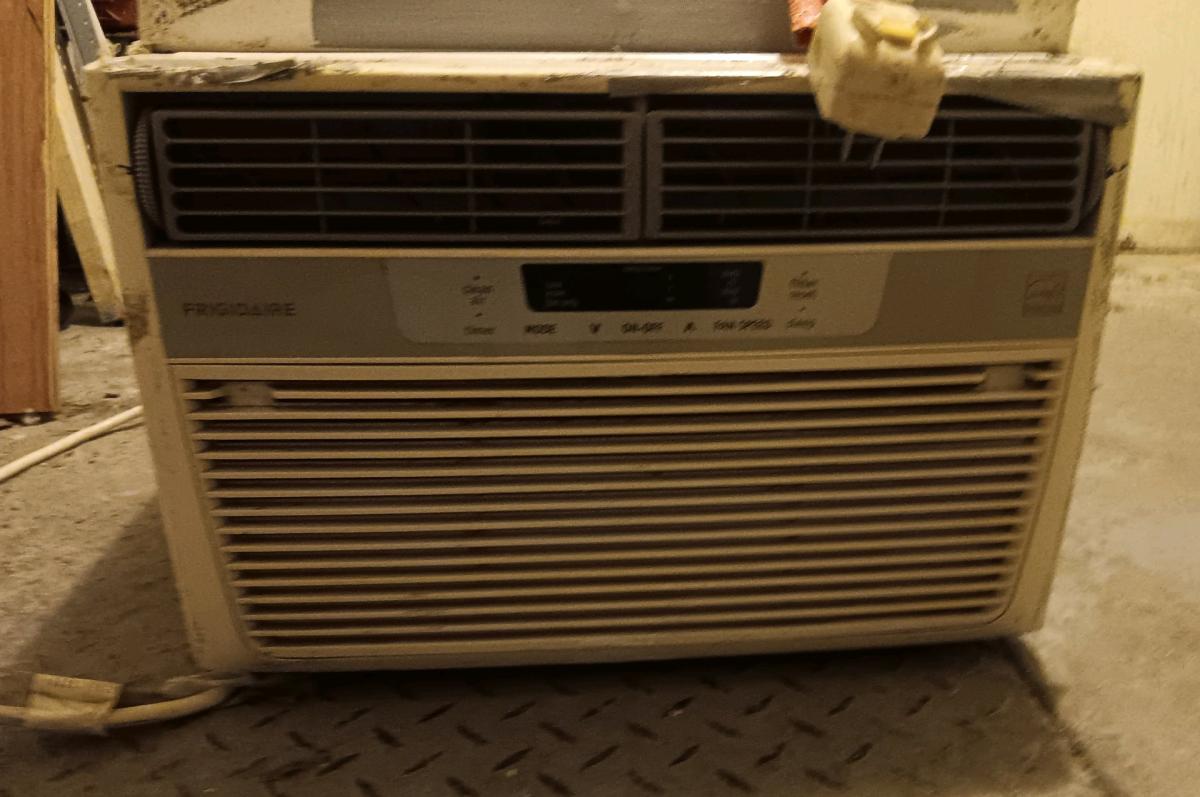 USED MEDIUM FRIGIDAIRE WINDOW AIR CONDITIONER - Bronx, New York - FleaMarketBay