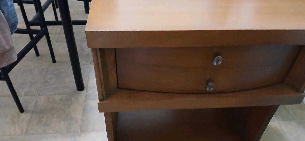 small enforce table - Agency, Missouri - FleaMarketBay