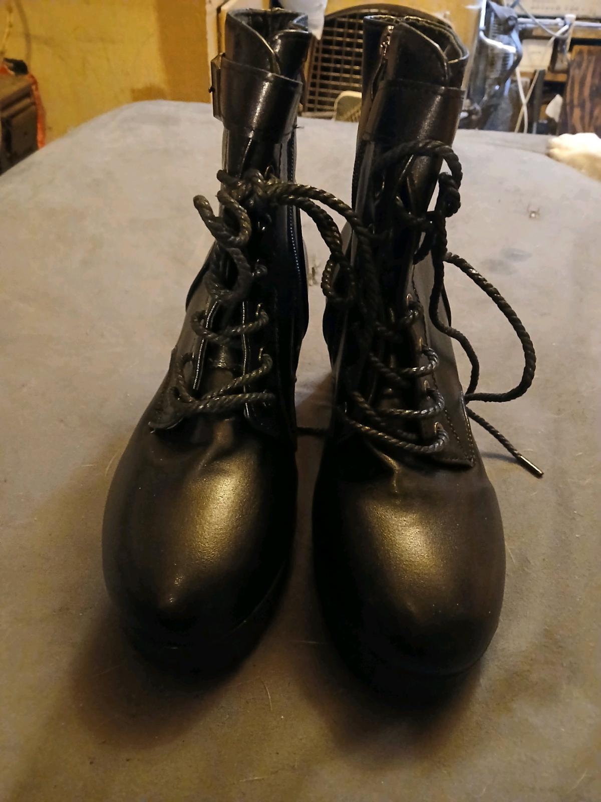 women size 8 Boots - Lockport, Louisiana - FleaMarketBay