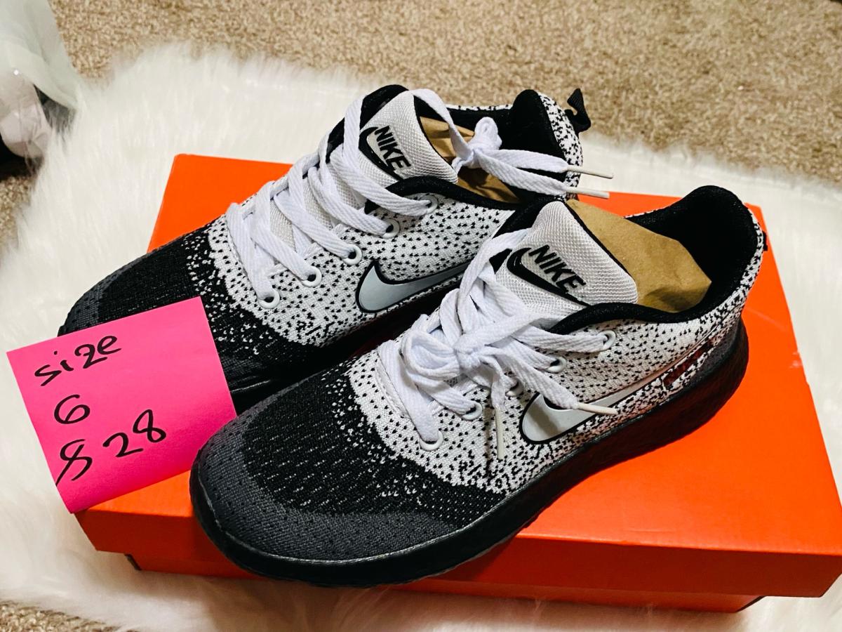 Fashionable running sneaker - Washington Navy Yard, District of Columbia - FleaMarketBay