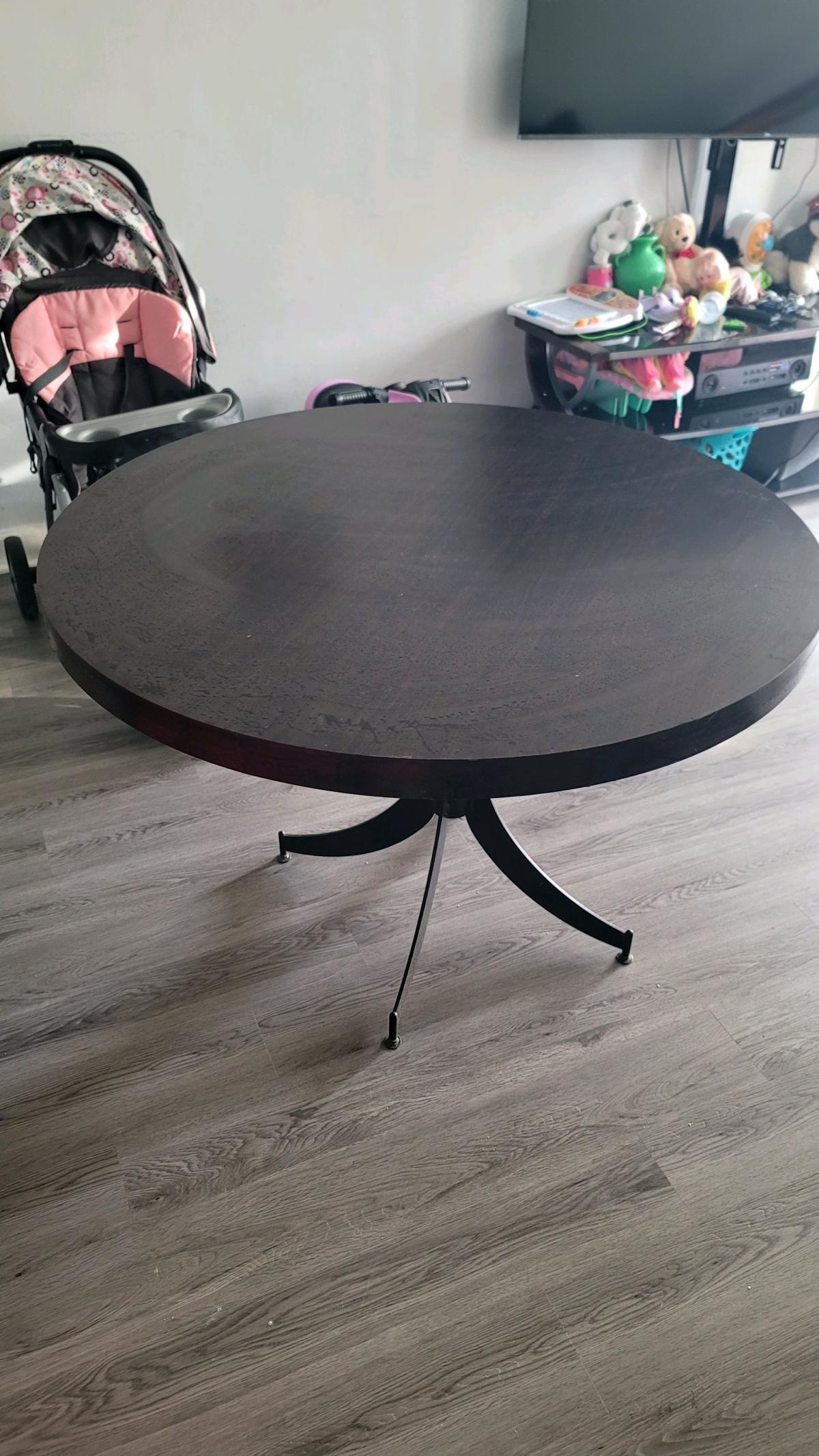 meza sin silla la mesa sola nomas