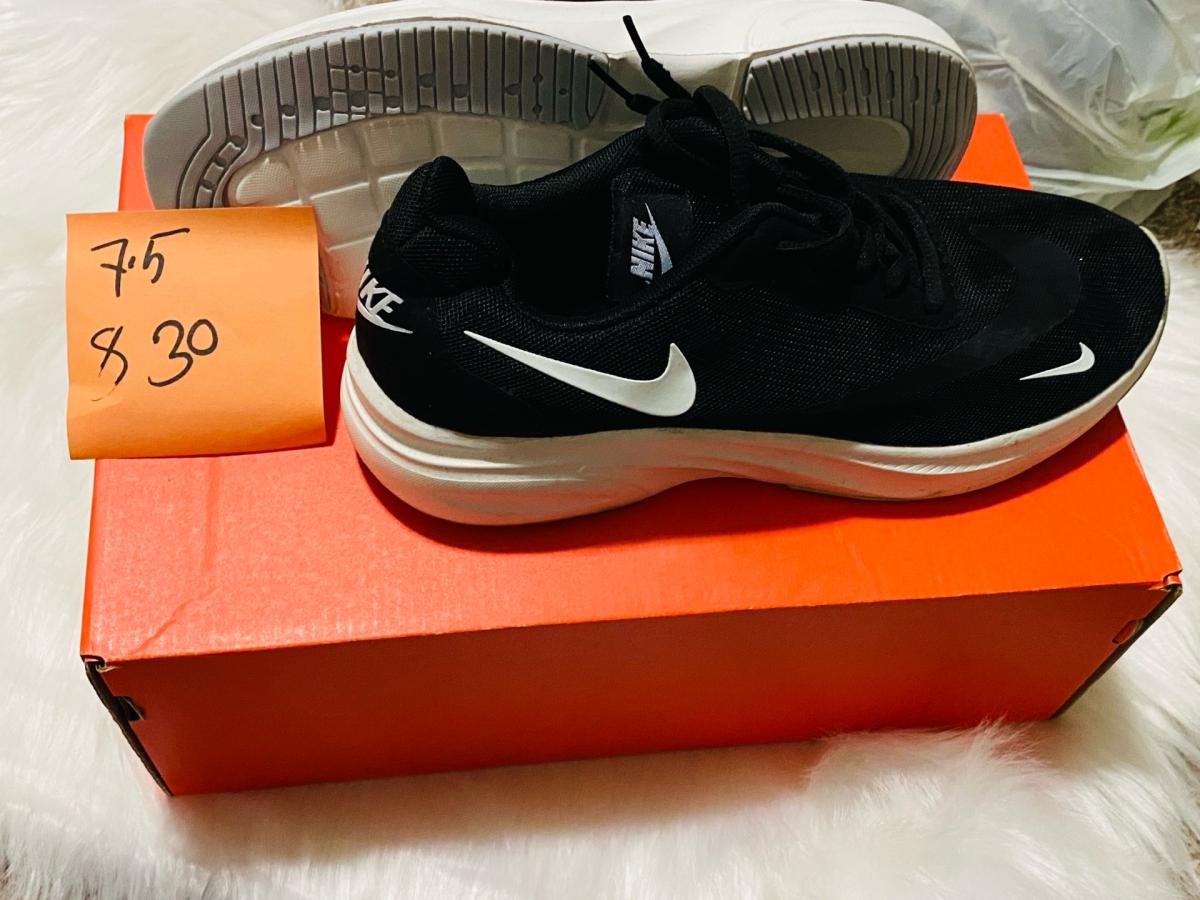 Fashionable running sneaker - Washington Navy Yard, District of Columbia - FleaMarketBay