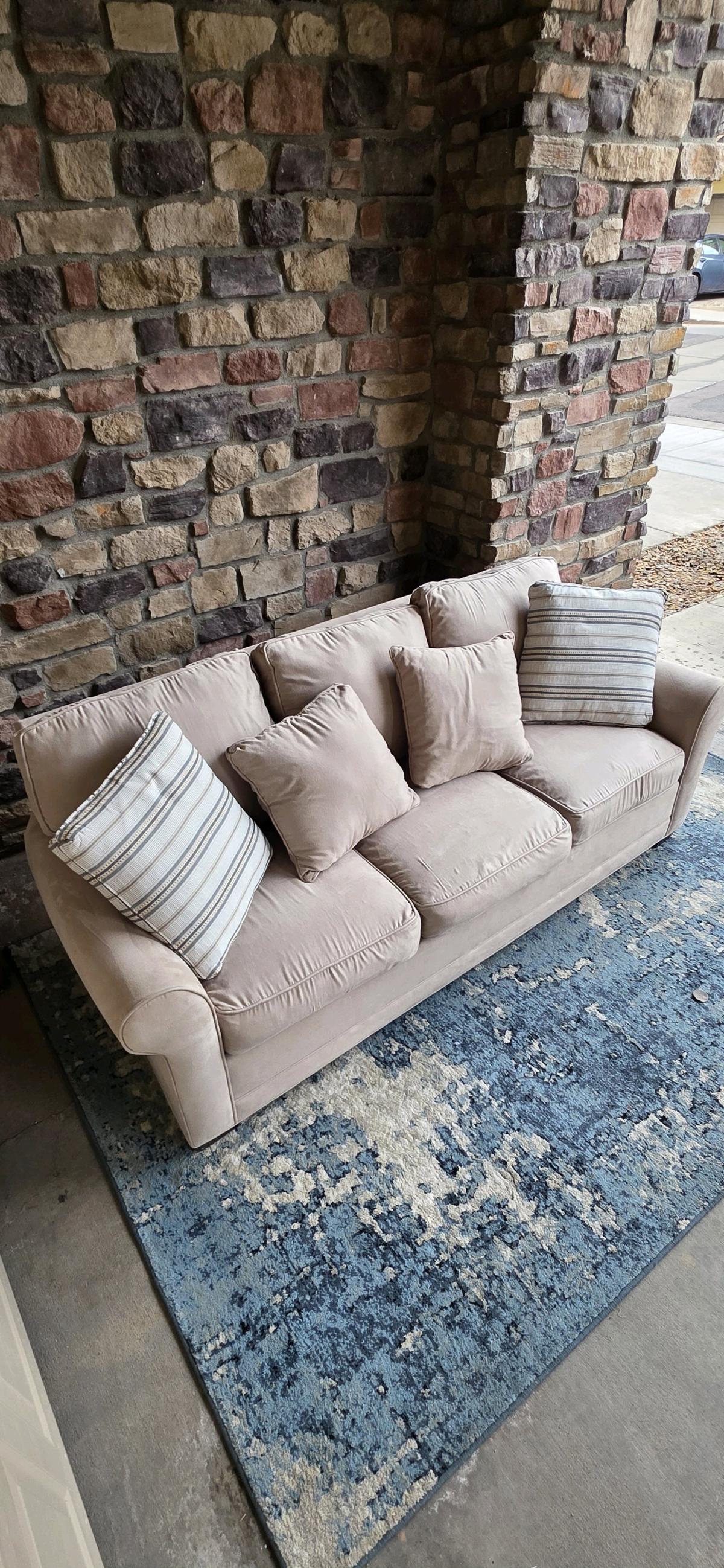 Comfy beige sofa - Aurora, Colorado - FleaMarketBay