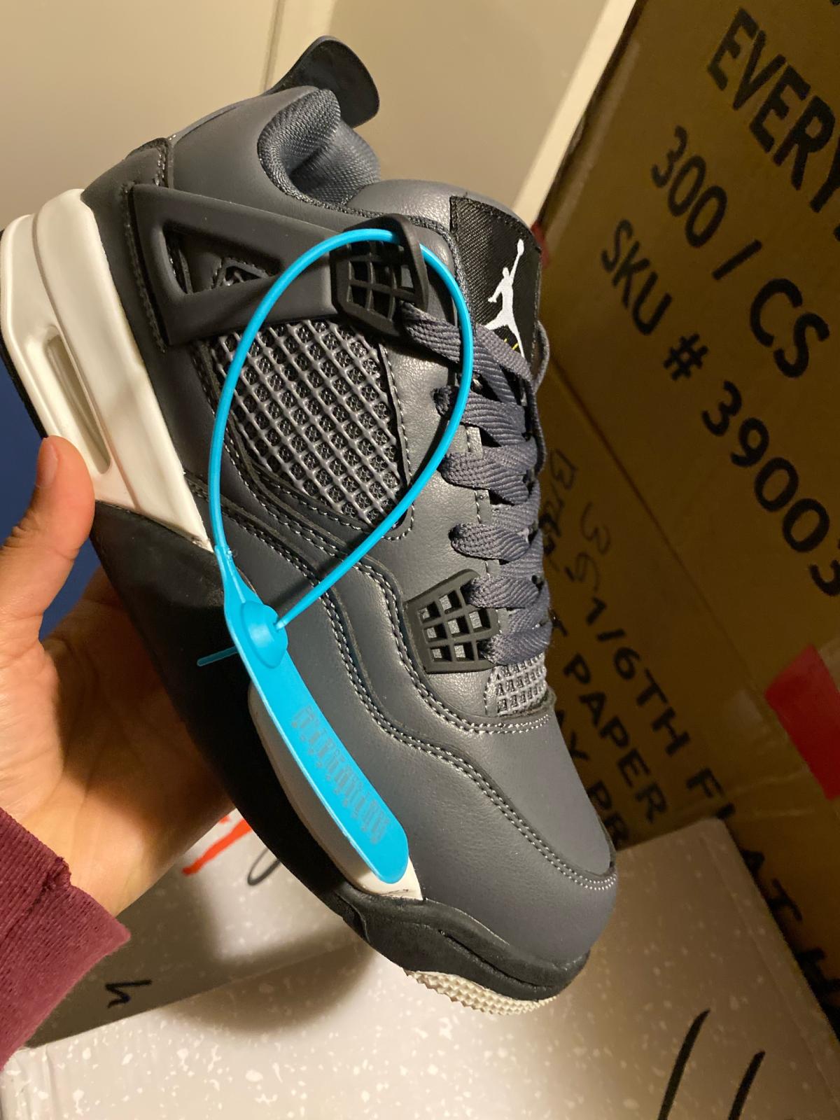 fashionable sneakers for women - Washington Navy Yard, District of Columbia - FleaMarketBay