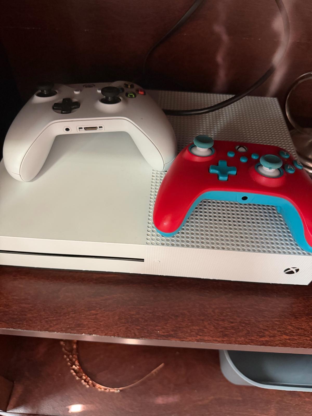 Xbox one S - Berkeley Springs, West Virginia - FleaMarketBay