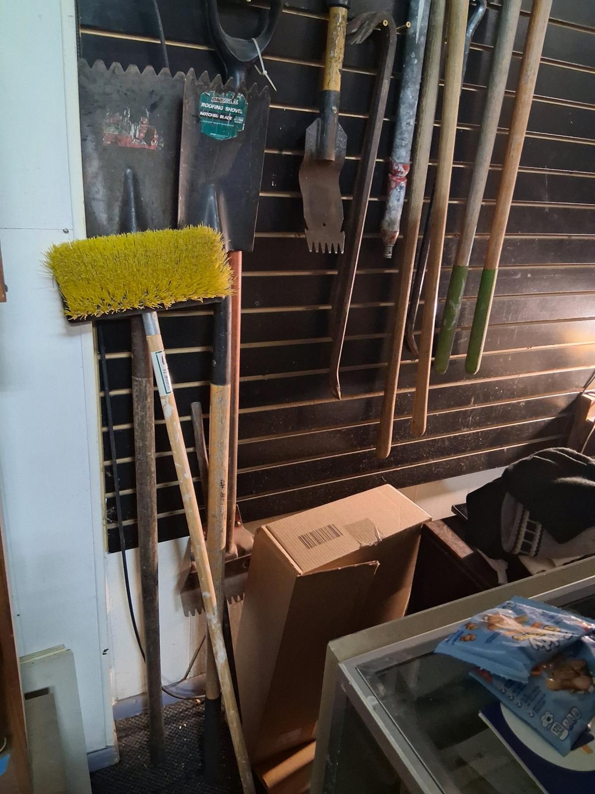 Miscellaneous shovels scrapers brushes diggers - Cleveland, Ohio - FleaMarketBay