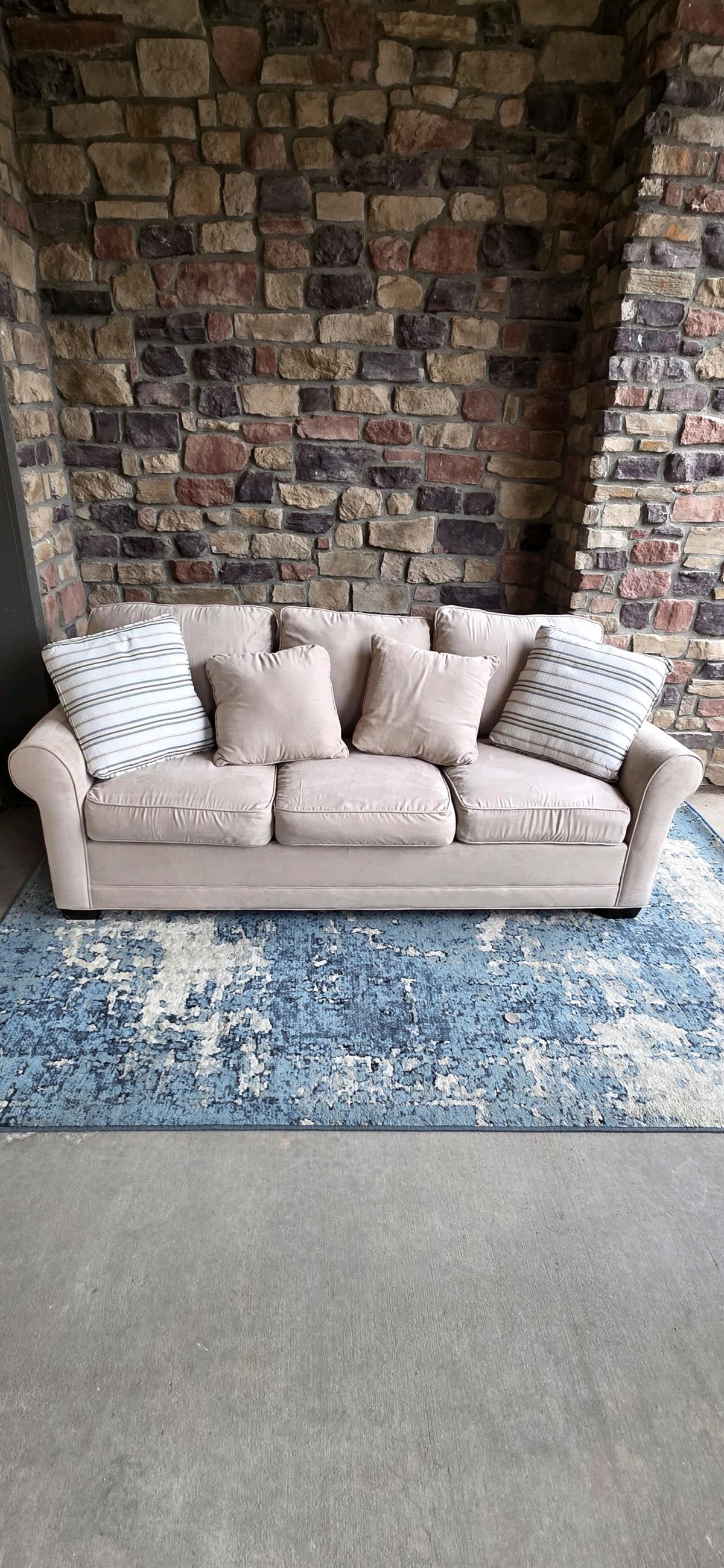 Comfy beige sofa - Aurora, Colorado - FleaMarketBay