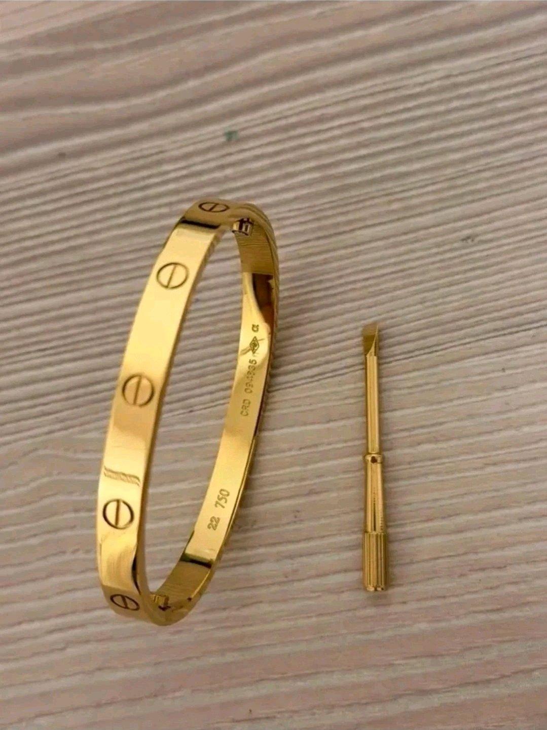 Bangle Beautiful Gold Bracelet - Houston, Texas - FleaMarketBay