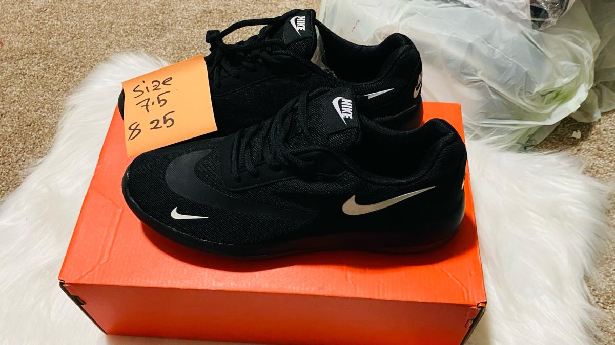 Fashionable running sneaker - Washington Navy Yard, District of Columbia - FleaMarketBay