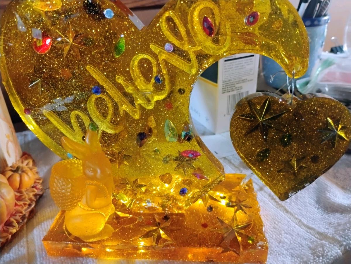 resin heart statue - Rensselaer, Indiana - FleaMarketBay