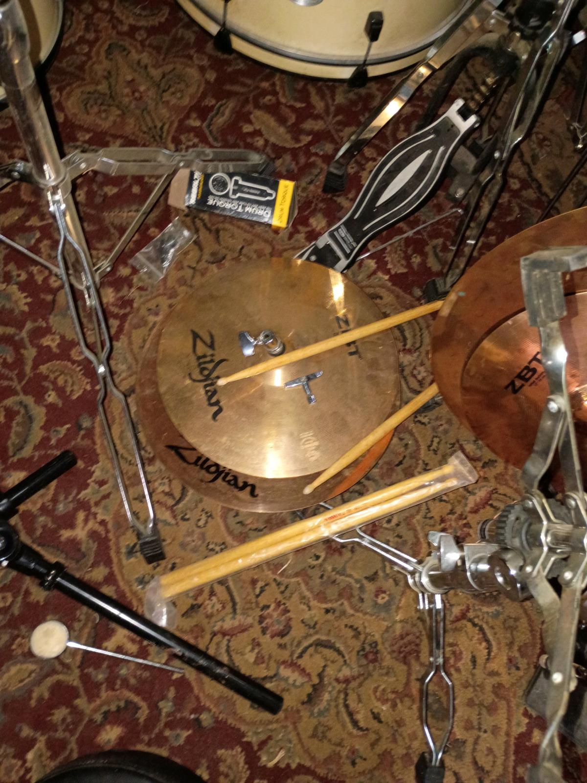 pearl 5pc drum set with zildjian cymbals seat stands sticks - Waynesboro, Georgia - FleaMarketBay