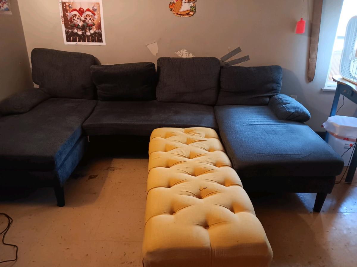 couch with a footrest - Altoona, Pennsylvania - FleaMarketBay
